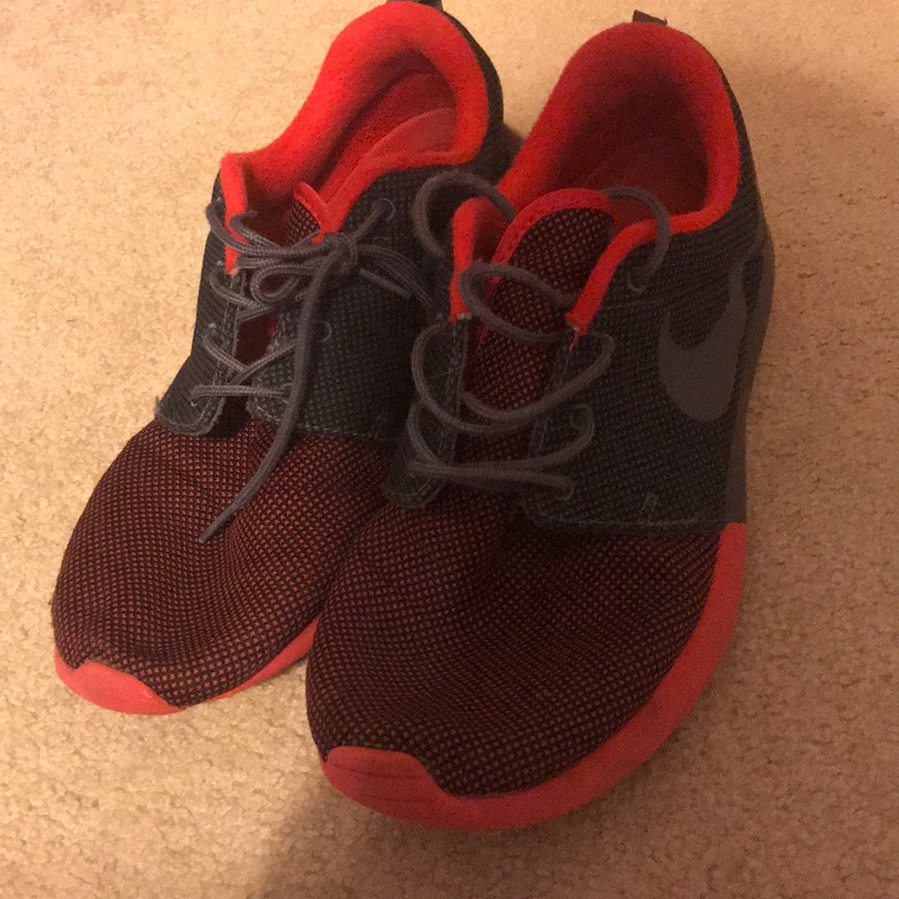 Nike roshe run one special edition red and grey